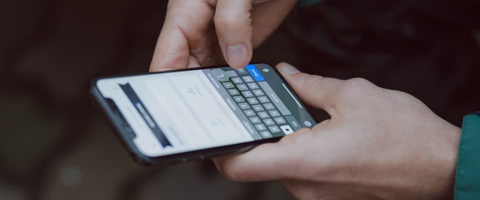 Responding to a customer inquiry via text message on a cell phone